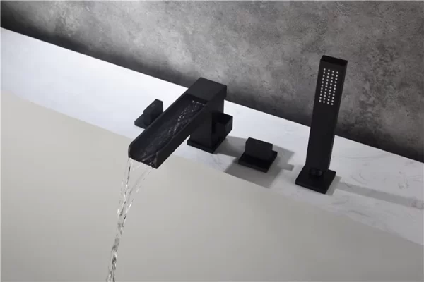 Bateria wannowa stojąca 4 otworowa z wylewką wodospadową i rączką prysznicową typu deszczowego czarna mosiężna DTF06075 6